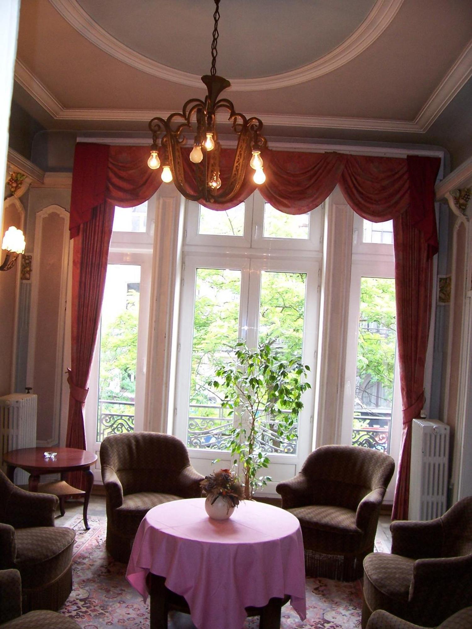 Manhattan Hotel *