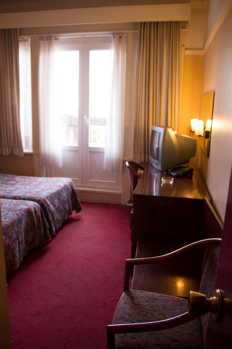 Manhattan Hotel *
